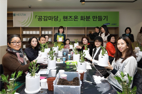 삼성물산 건설부문은 지난달 23일 래미안 답십리 미드카운티 입주민과 공기청정 화분만들기 체험 행사를 진행했다.<삼성물산 건설부문 제공>